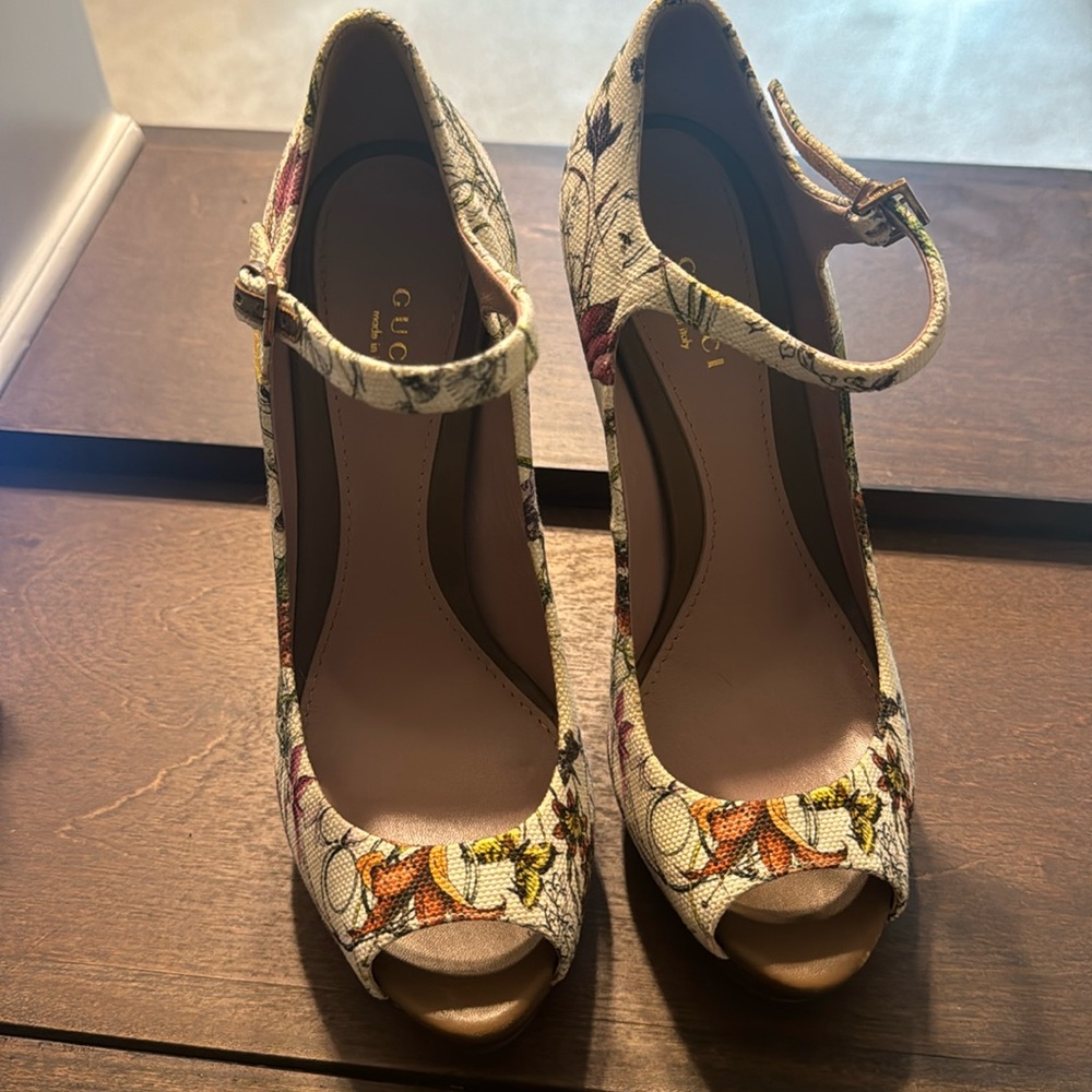 Gucci Flower Peep-Toe Pump